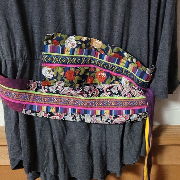 Unique tunic top with attached belt - Picture 2 of 6